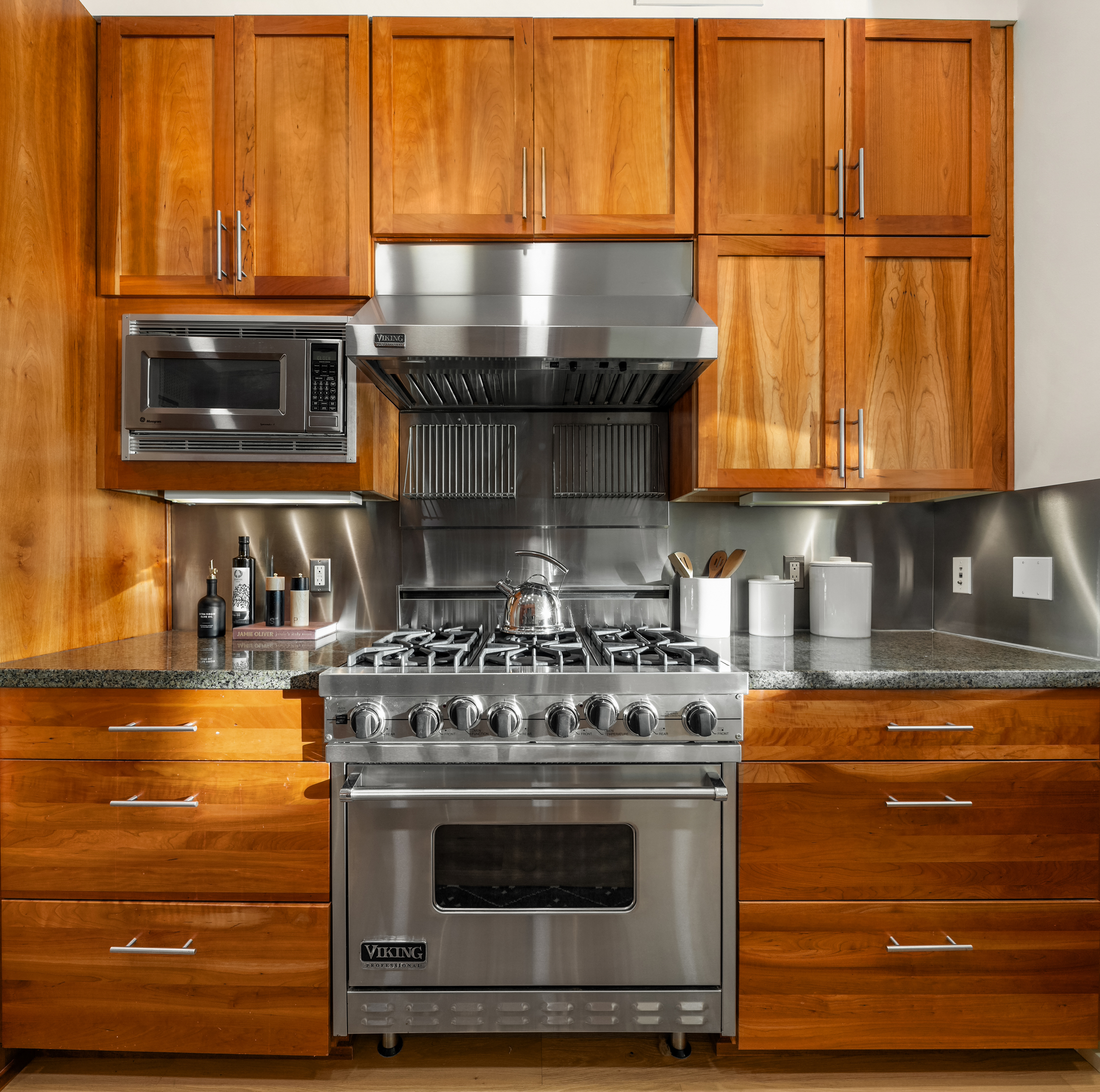 Viking range and stone backsplash